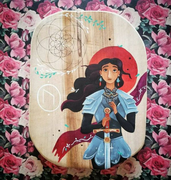 Planche en bois peinte représentant une femme en armure avec une épée