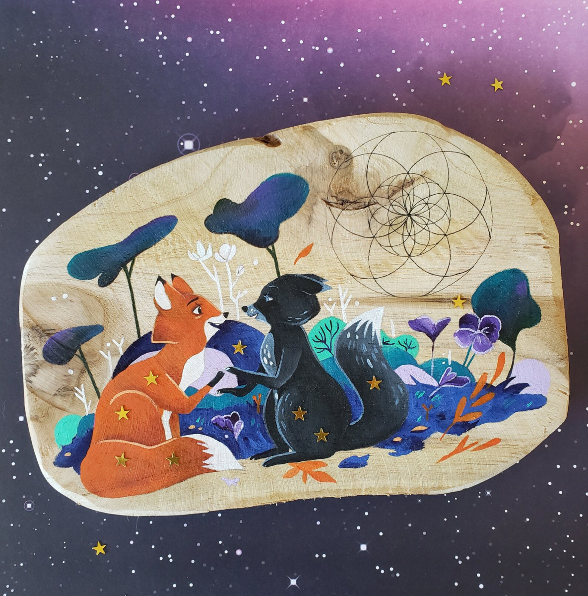 planche en bois peinte pour recharger les pierres représentant un renard roux et un renard noir dans un style enfantin
