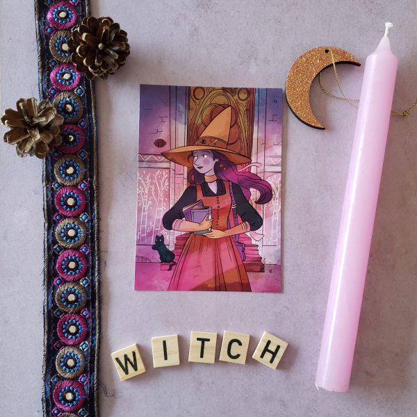 carte postale dans les ton roses et violets représentant une sorcière devant une porte