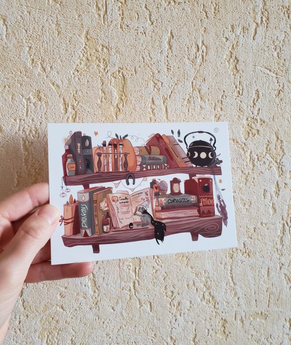 carte postale illustré d'une étagère de sorcière avec des livres de potions et une grenouille