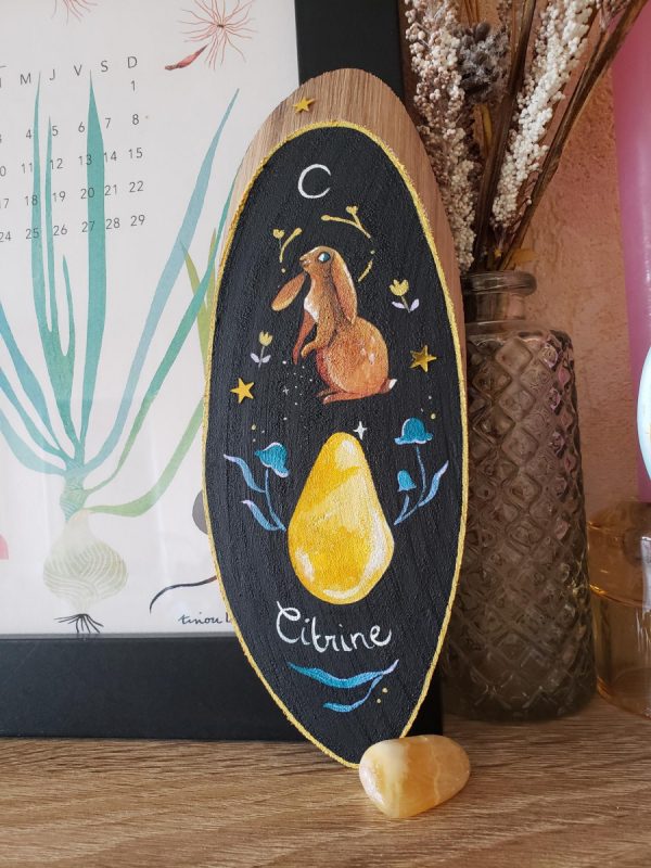 peinture sur bois ovale d'un lapin et d'une pierre citrine