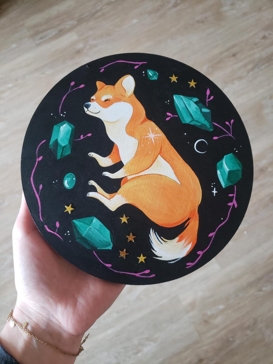 peinture ronde sur bois d'un chien shiba endormi et de pierres emeraude